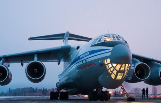 What of IL-76 has a lower cab glazing.