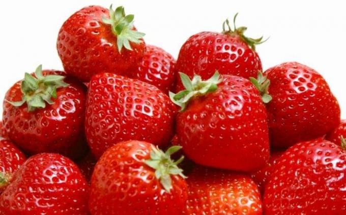 Hefty strawberries. / Photo: free4kwallpaper.com