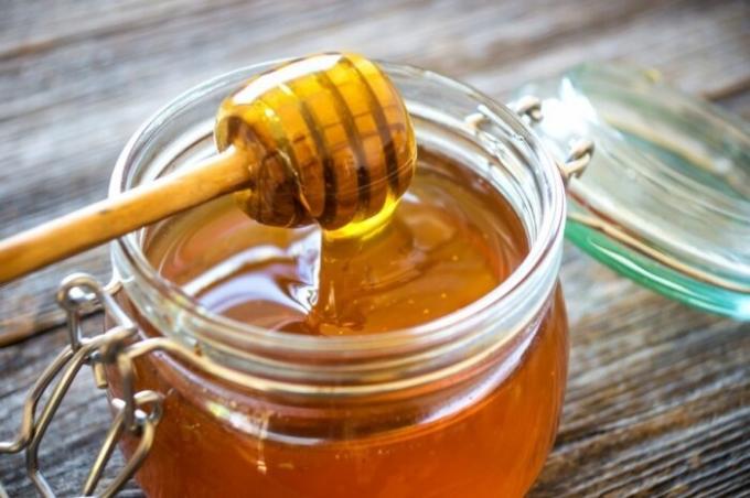Even crystallized honey is completely safe to consume. / Photo: zik.ua. 