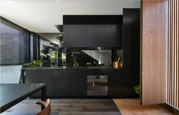 Bold black and glossy mirrors: trendy kitchen ideas to try