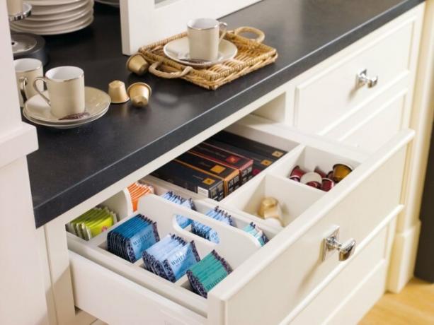 The shelves in the cabinets need to be adjusted to the maximum depth. / Photo: i0.wp.com