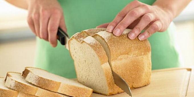 How to cut fresh bread, so it does not crumble.