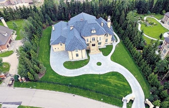 Stas Mikhailov showed his luxurious country house