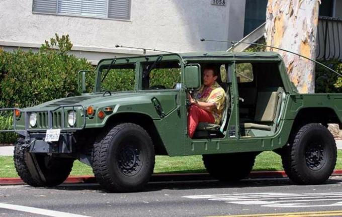 Arnold loves the military cars. / Photo: kinotime.org. 