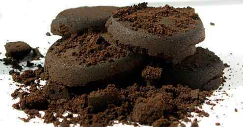Coffee grounds will not only get rid of stains, but also give the refrigerator a pleasant aroma