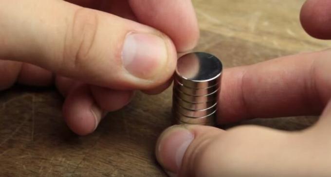 We make magnets. / Photo: youtube.com. 