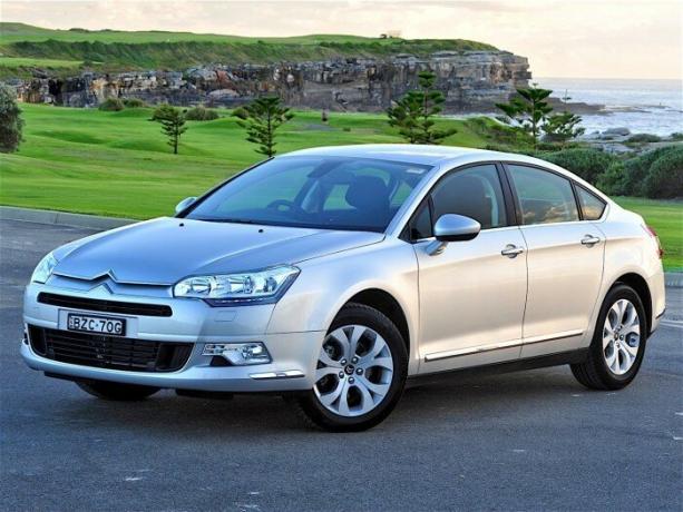 Buying a used Citroen C5, to be ready for a large and fixed costs for its maintenance.