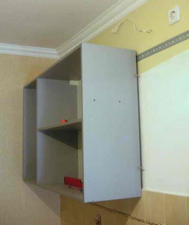 Top cabinet mounted on a mounting rail, level