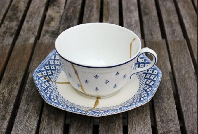 Crockery chipped and cracks should not be present on the table. / Photo: klademkirpich.ru. 