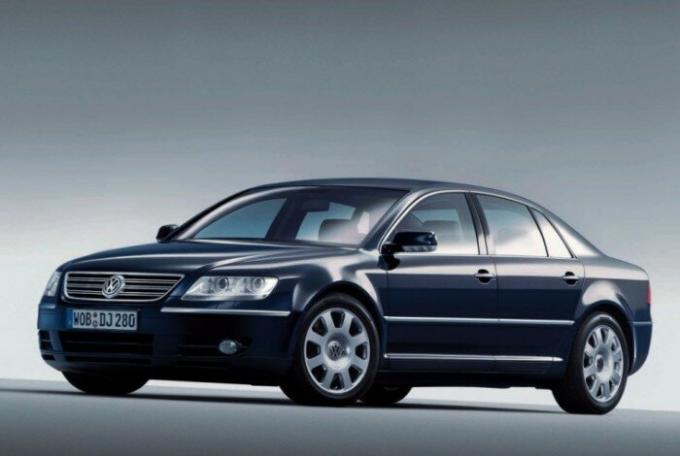 Executive sedan Volkswagen Phaeton was underestimated at the time, but now it is a desirable car in the secondary market. | Photo: cheatsheet.com.