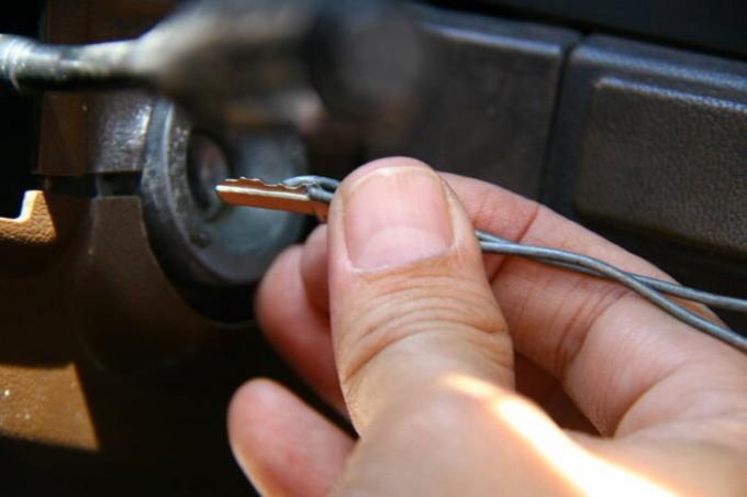 Almost the same thing is done with wire. / Photo: ru.wikihow.com.