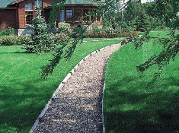 The tracks of pebbles in the garden