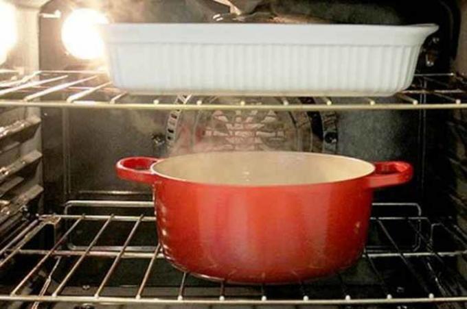 Folk remedy: A simple and effective way to clean the oven from grease and soot