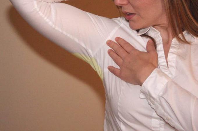 Home dry cleaning: how to get sweat stains on white clothing