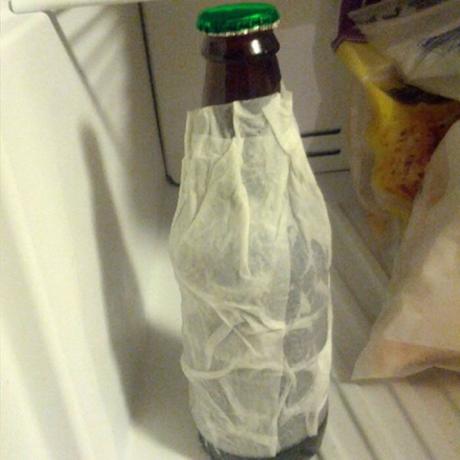 Do not underestimate the role of paper towels to cool drinks. / Photo: image.dek-d.com. 
