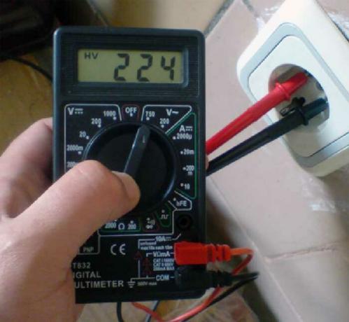 Figure 4: Check the multimeter voltage