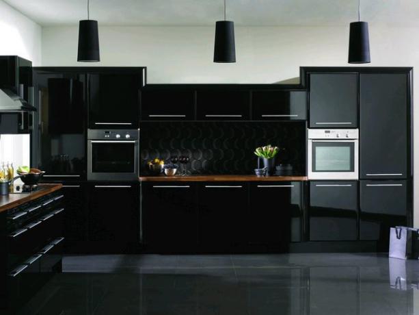Black color in the interior of the kitchen - the appeal of chic