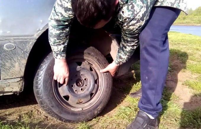 How to replace the wheel when the car did not have jack