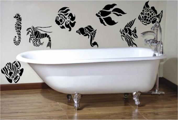 Stencil drawings: skilled worker found the ideal solution for bathrooms with old tiles