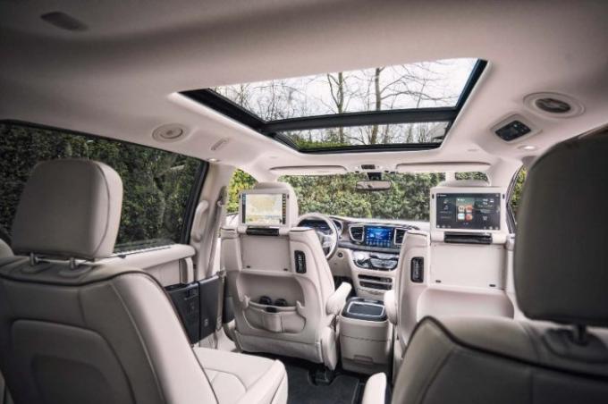 Spacious interior of a minivan Chrysler Pacifica. | Photo: motortrend.com.