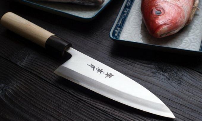 The Japanese showed a very original way to quickly sharpen knives without special stone