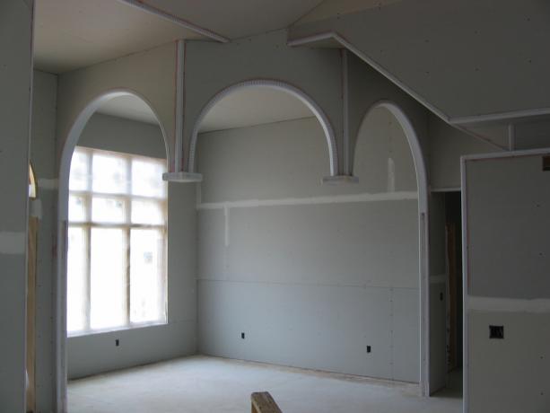 With the help of arches, it is easy to divide the room into cozy functional areas