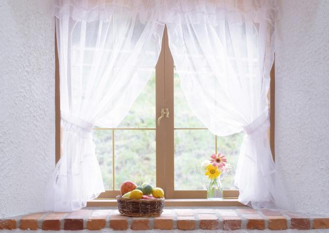 4 ways to decorate your kitchen window