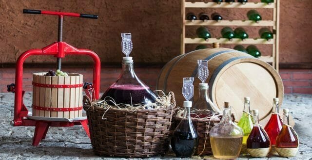 How to prepare a home-made wine from grapes (red or white)