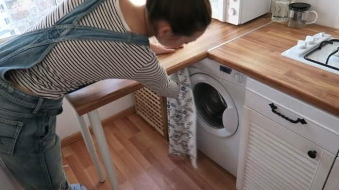 Washing machine managed to hide under a table behind a curtain. | Photo: cpykami.ru.