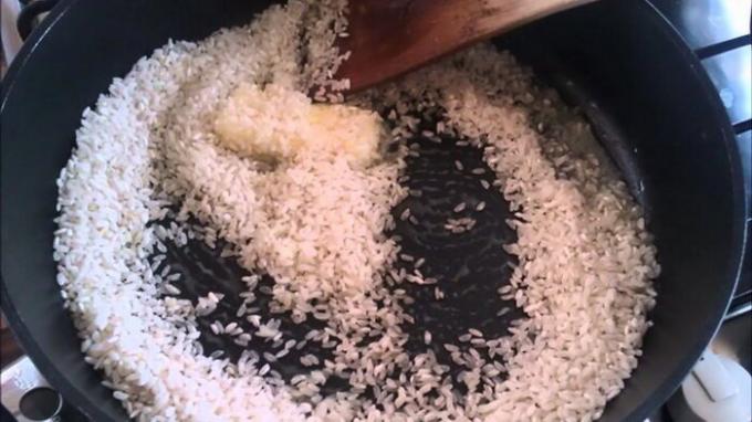Before cooking rice can be fried in a pan or in a frying pan.