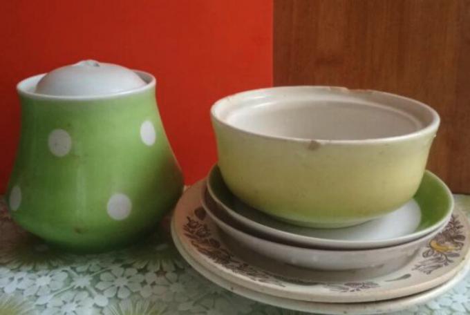 Old dishes with defects. | Photos: Yule.