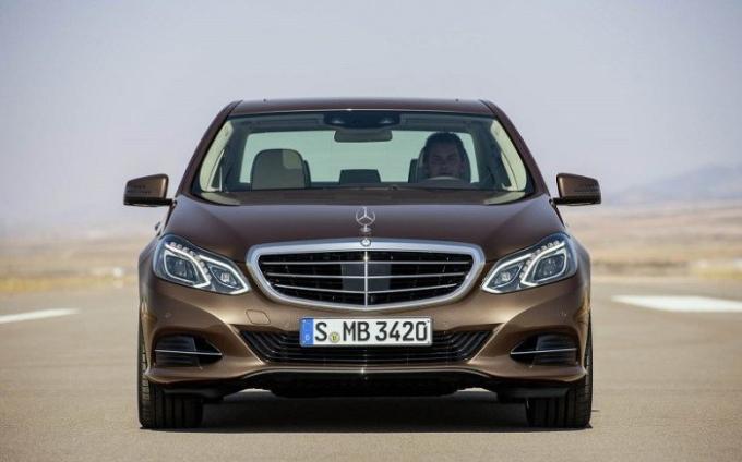 German business-class sedan Mercedes-Benz E-Class in 2014. | Photo: cheatsheet.com.