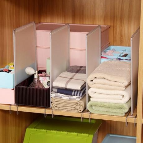 Separators help form a neat pile of clothes, scarves, towels. / Photo: gdeo.ru