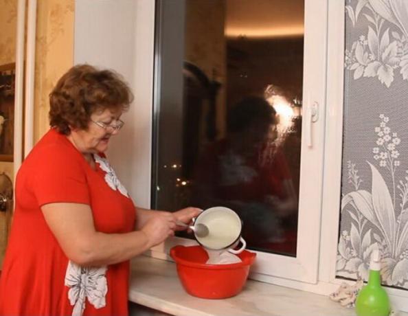 To paste tulle on the window, it must first soak the starch.