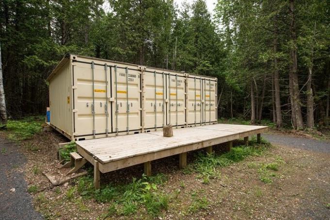 Canadian craftsman built a self-sufficient house of container.