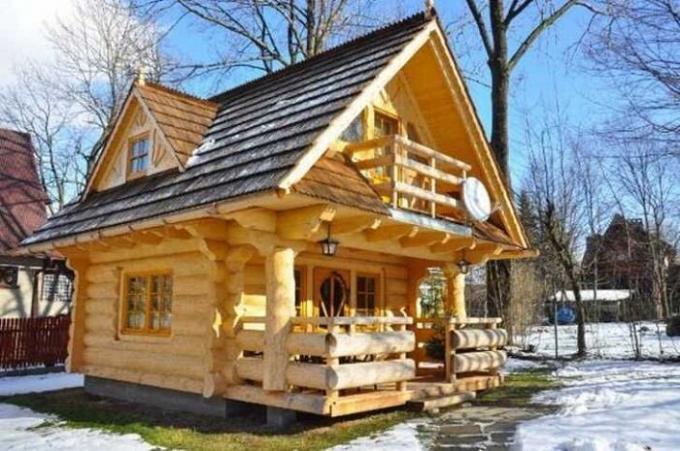 Wooden cabin area of ​​only 27 square meters. meters.