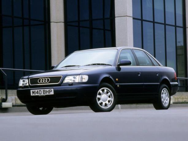 Audi A6 can not boast of charisma as the Mercedes-Benz W124 and BMW E34, but it's another reliable German car of the 90s. | Photo: autoevolution.com.
