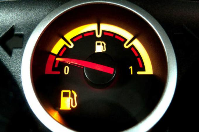 Driving with a half-empty tank at first sight absolutely harmless. | Photo: static.mk.ru. 