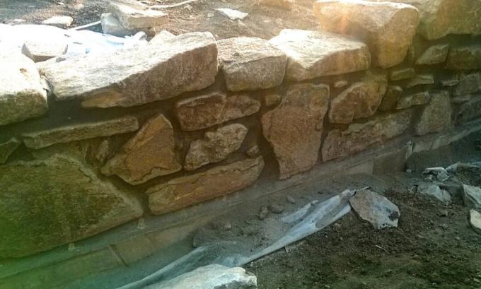 Facing rubble stone! With this approach, the stone will not fall off!