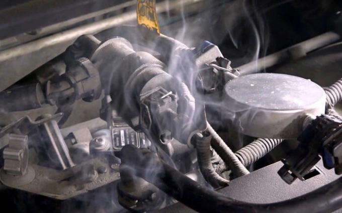 For smoke exit point is easy to detect leaks in the intake system. | Photo: zr.ru.