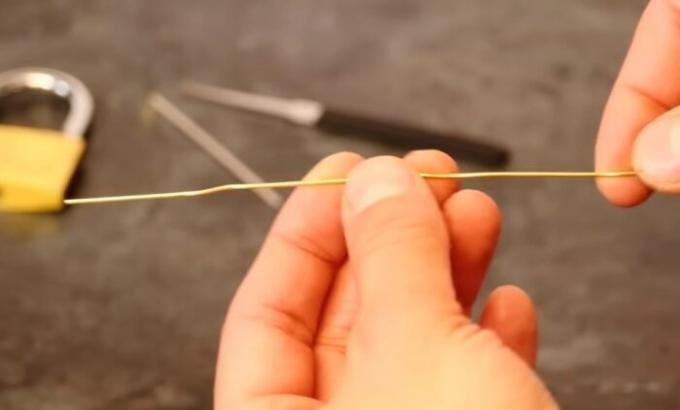 Of the paper clip does exactly wire. | Photo: youtube.com.