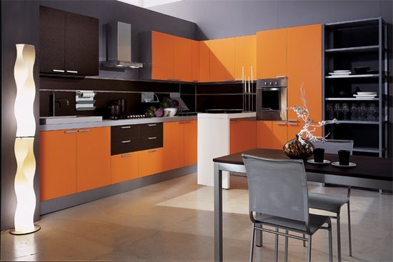 Black elements are not inferior in their activity to orange ones, invade furniture, actively interact with distracting white, which gives the kitchen an extraordinary comfort