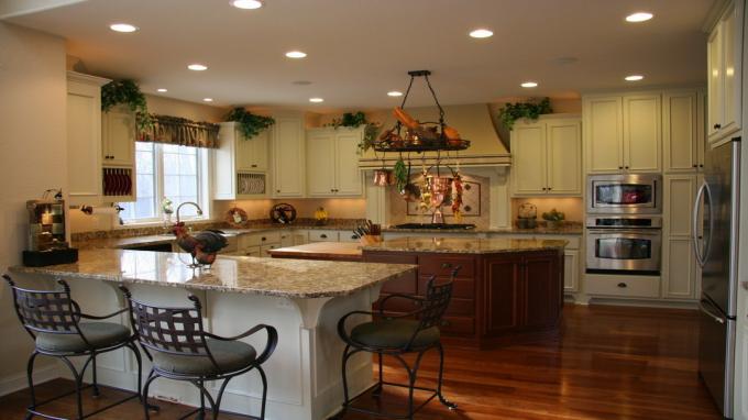 10 distinctive features of an American kitchen