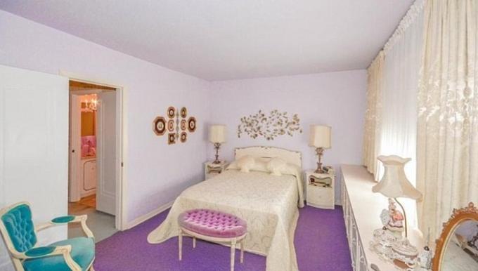 Bedroom in pastel colors.