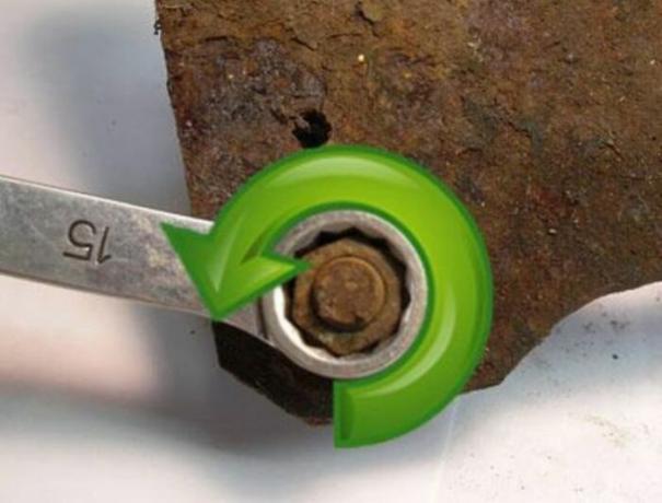 Normally bolts unscrewed counterclockwise. | Photo: popularmechanics.com.