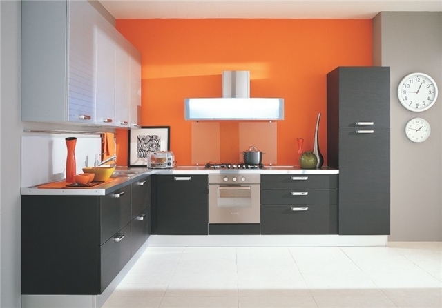 Orange with black, but in such an unusual solution - only orange walls, the space is divided horizontally into two harmoniously combined components