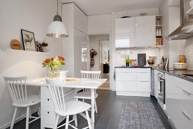 White gives the kitchen an extra clean feeling