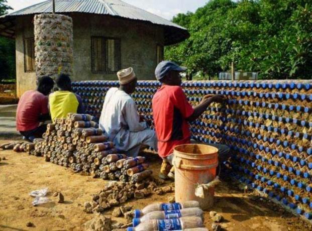 Made from plastic bottles, even a fence. | Photo: facebook.com.
