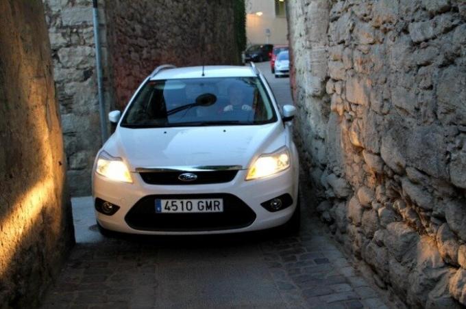 The driver of the Ford barely sneaks through the narrow streets of Girona Spain. | Photo: chambersarchitects.com.