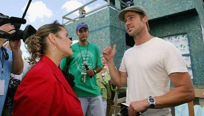 Brad Pitt talks with people in the area and journalists.